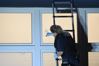 Spurensicherung am Tatort in der Pankstraße: Täter wurden bislang nicht festgenommen.