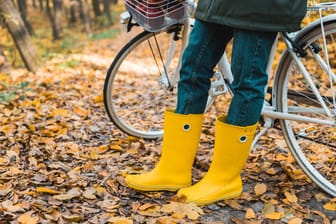 Der Klassiker schlechthin: Gelbe Gummistiefel für den Herbstspaziergang.