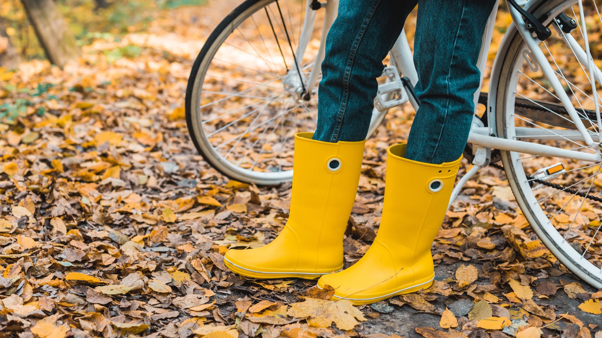 Der Klassiker schlechthin: Gelbe Gummistiefel für den Herbstspaziergang.