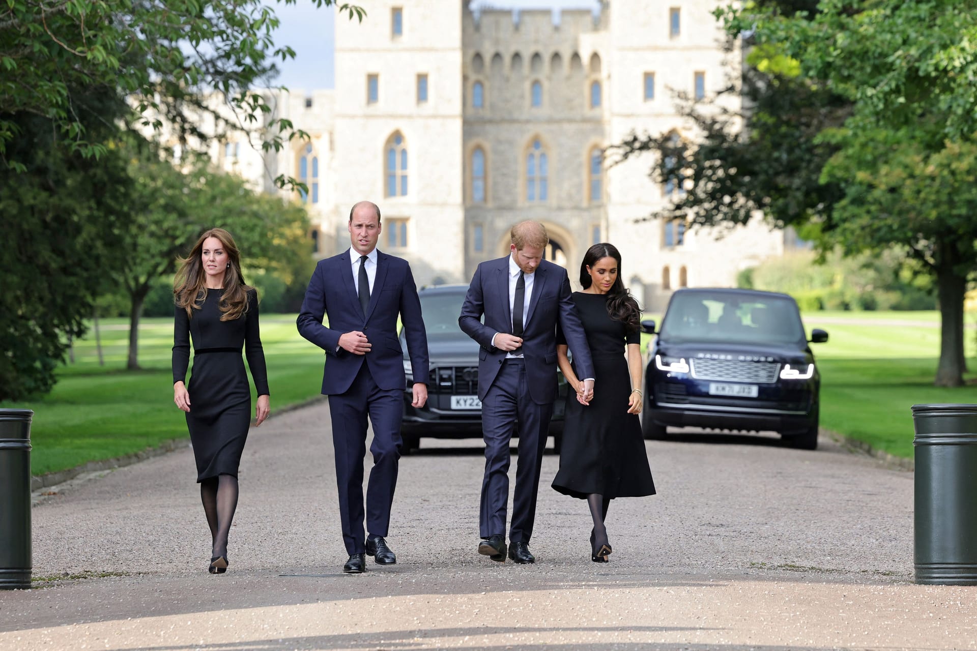 Herzogin Kate, Prinz William, Prinz Harry und Herzogin Meghan zeigen sich vor Schloss Windsor.