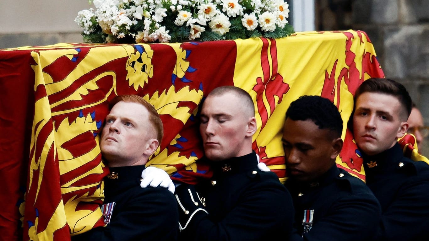 Der Sarg von Königin Elizabeth II.: Ihre Beerdigung wird wohl die größte der jüngeren englischen Geschichte.