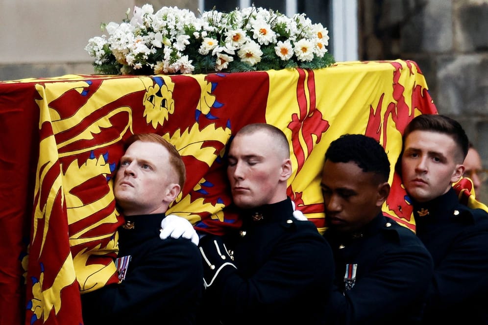 Der Sarg von Königin Elizabeth II.: Ihre Beerdigung wird wohl die größte der jüngeren englischen Geschichte.
