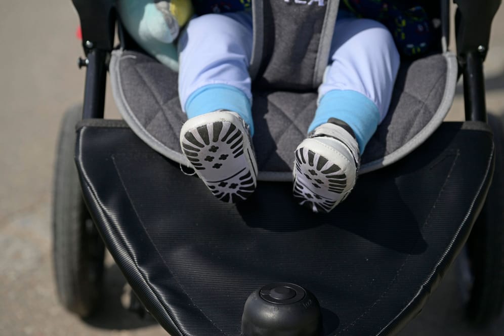 Die Beine eines Kleinkindes (Symbolfoto): Die Polizei hat die mutmaßliche Entführerin eines vier Wochen alten Säuglings aus Leipzig gefasst.