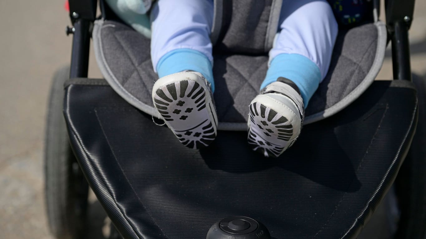 Die Beine eines Kleinkindes (Symbolfoto): Die Polizei hat die mutmaßliche Entführerin eines vier Wochen alten Säuglings aus Leipzig gefasst.