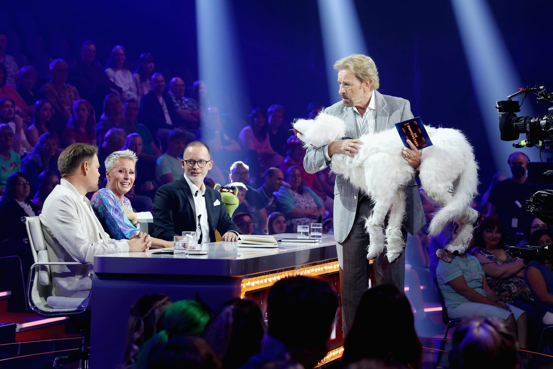 Thomas Gottschalk: Der Moderator präsentiert der Jury um Sonja Zietlow, Max Giermann und Martin Reinl eine Puppe.