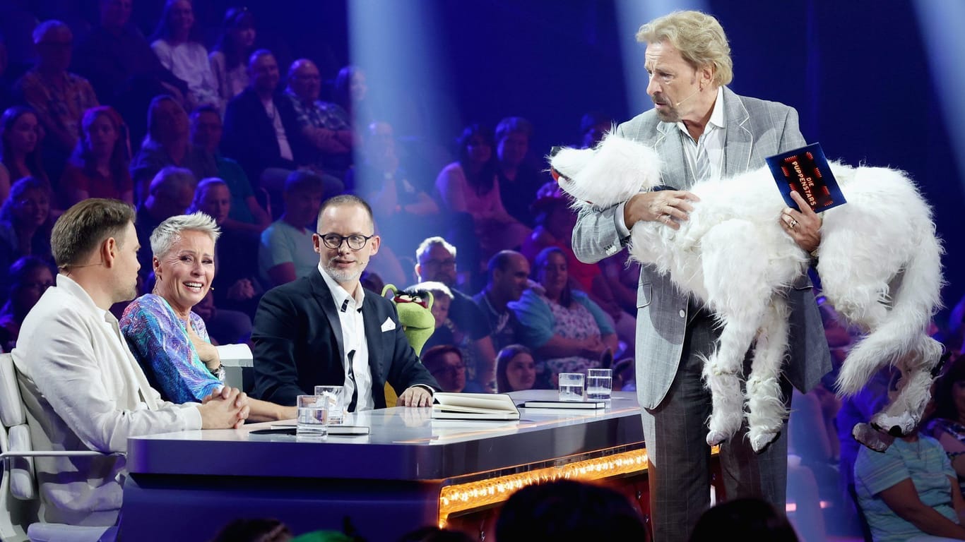 Thomas Gottschalk: Der Moderator präsentiert der Jury um Sonja Zietlow, Max Giermann und Martin Reinl eine Puppe.