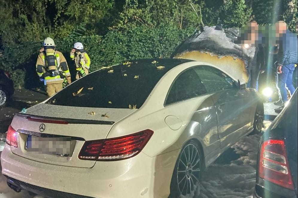 Brandstiftung in Mettmann: Der Motorraum brannte komplett aus, bevor die Einsatzkräfte das Feuer löschen konnten. (Quelle: Polizei Mettmann)