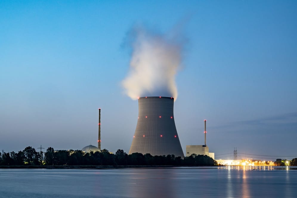 Kernkraftwerk Isar 2 (Archivbild): Noch bis Mitte April 2023 soll das Kraftwerk als Reserve zur Verfügung stehen.