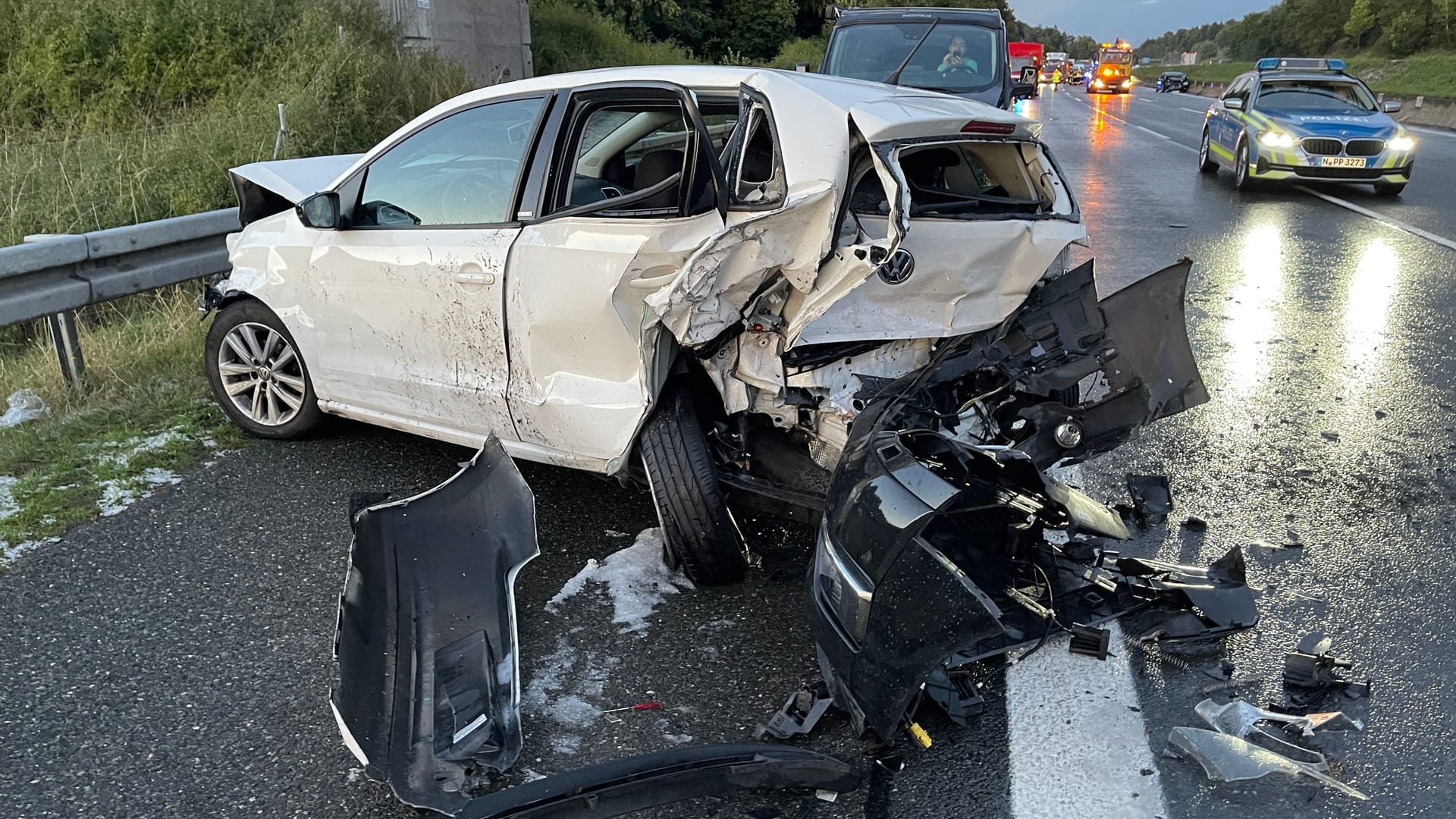 Eines der zerstörten Fahrzeuge: Mindestens neun Autos waren in den Unfall verwickelt.
