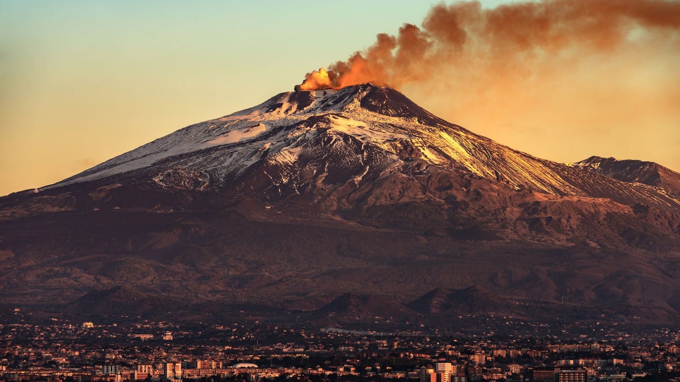 Asche kommt aus dem Ätna: Der Vulkan auf Sizilien zählt zu den aktivsten der Welt.