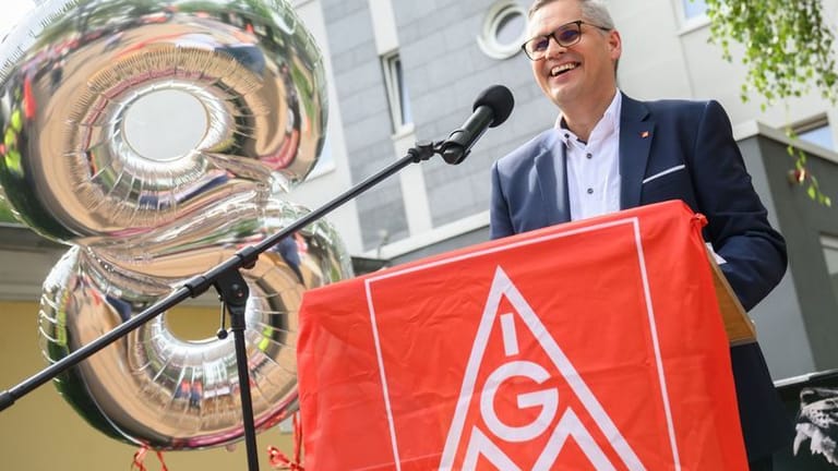 Thorsten Gröger, Verhandlungsführer IG Metall, spricht vor Beginn der Tarifgespräche. (Archivfoto)