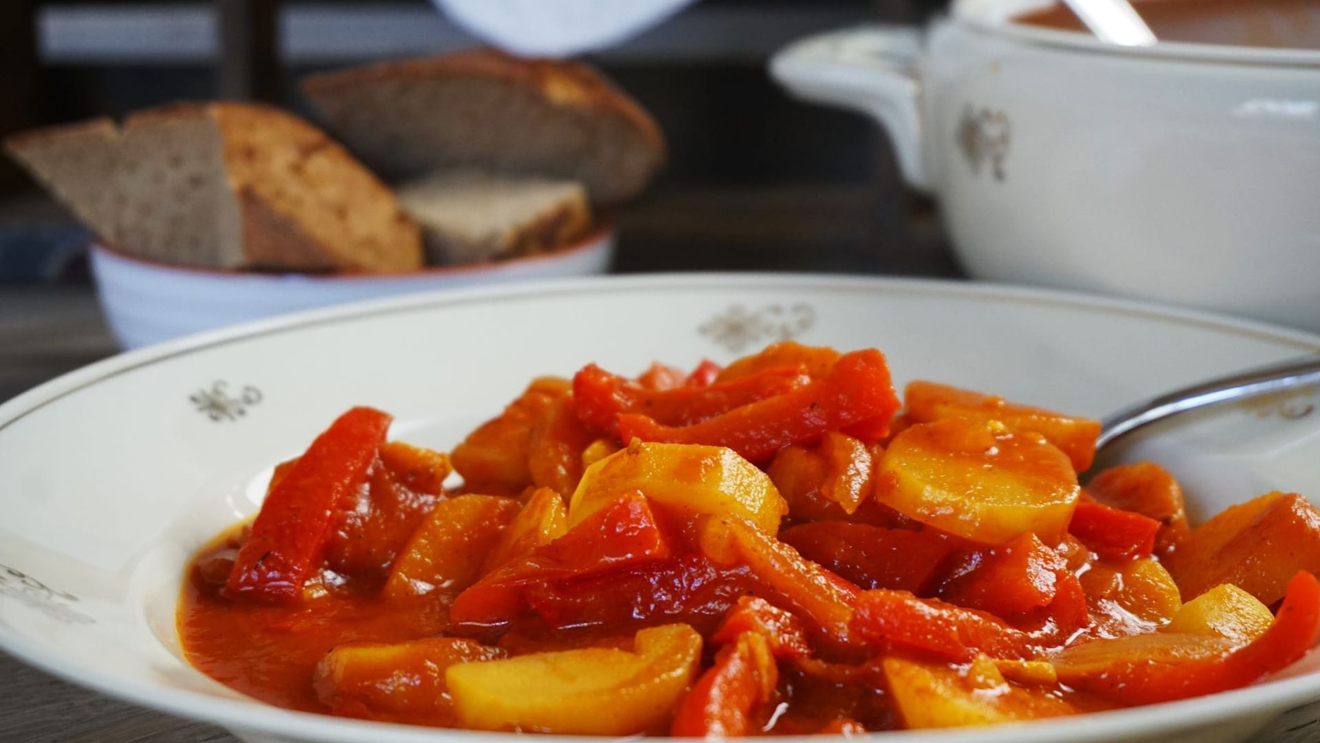 Gulasch: Die «Bratenzutaten» für das Gulasch bestehen aus Kartoffeln, Zwiebeln, Knoblauch, Paprika, Tomatensaft und scharfen Gewürzen.