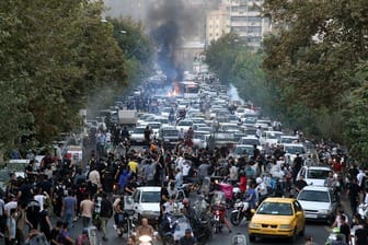 Demonstranten in Teheran: Seit dem Tod einer 22-Jährigen durch Polizeigewalt kommt es zu Protesten.