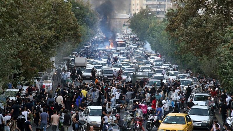 Demonstranten in Teheran: Seit dem Tod einer 22-Jährigen durch Polizeigewalt kommt es zu Protesten.