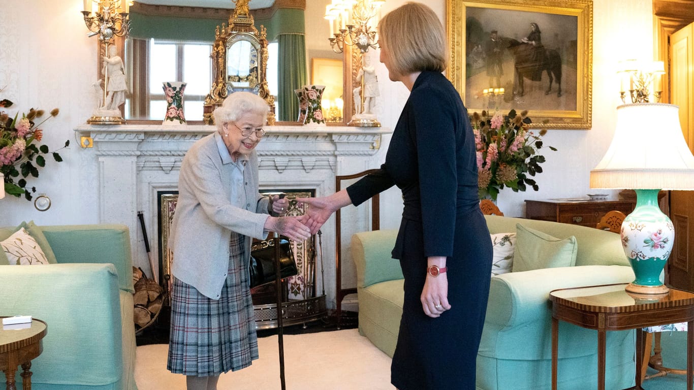 Dieses Foto ging um die Welt: Am Dienstag dieser Woche traf sie die neue Premierministerin Großbritanniens, Liz Truss, in ihrem Schloss.