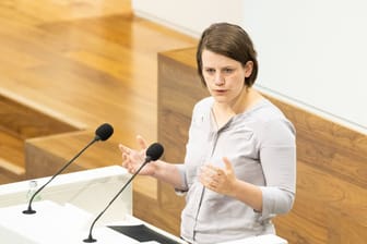 Julia Willie Hamburg (Grüne) während einer Rede im Landtag (Archivbild): Die Oppositionsführerin sieht keinen Grund, von der Abschaltung des Kernkraftwerks Emsland abzurücken.
