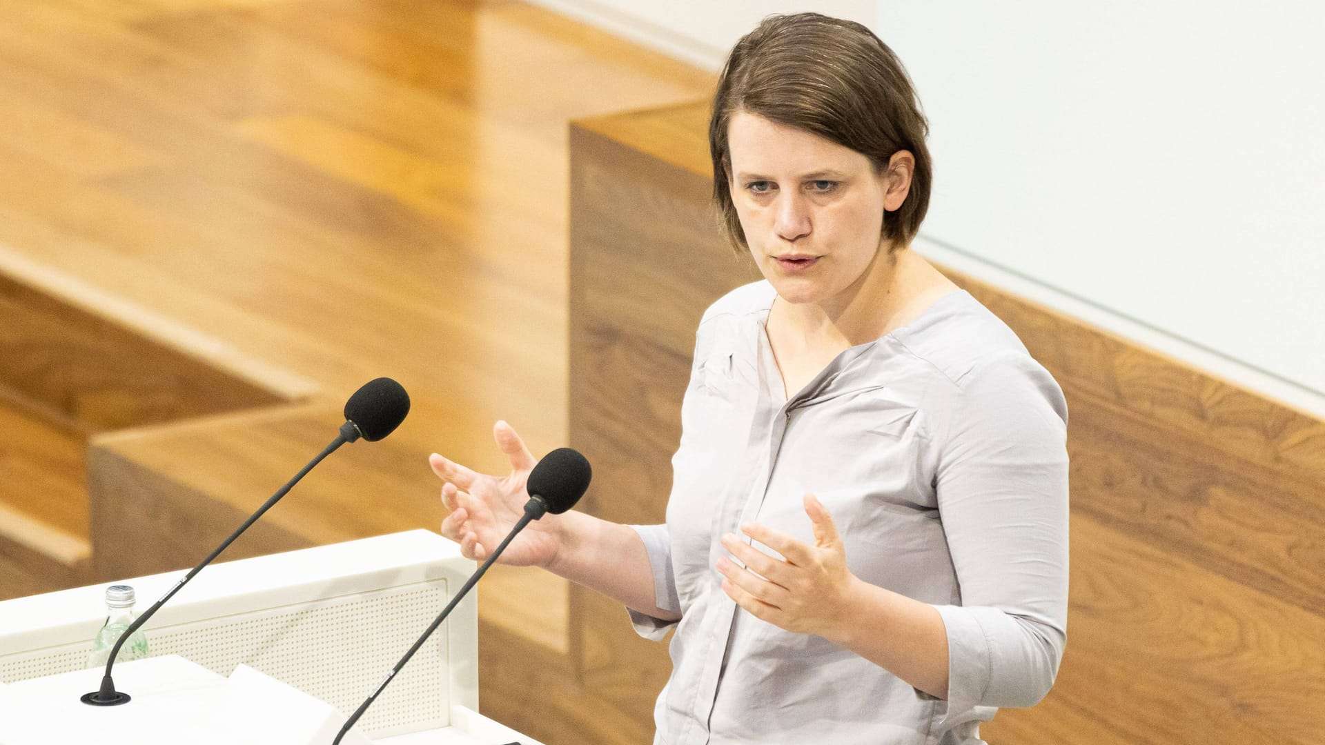 Julia Willie Hamburg (Grüne) während einer Rede im Landtag (Archivbild): Die Oppositionsführerin sieht keinen Grund, von der Abschaltung des Kernkraftwerks Emsland abzurücken.