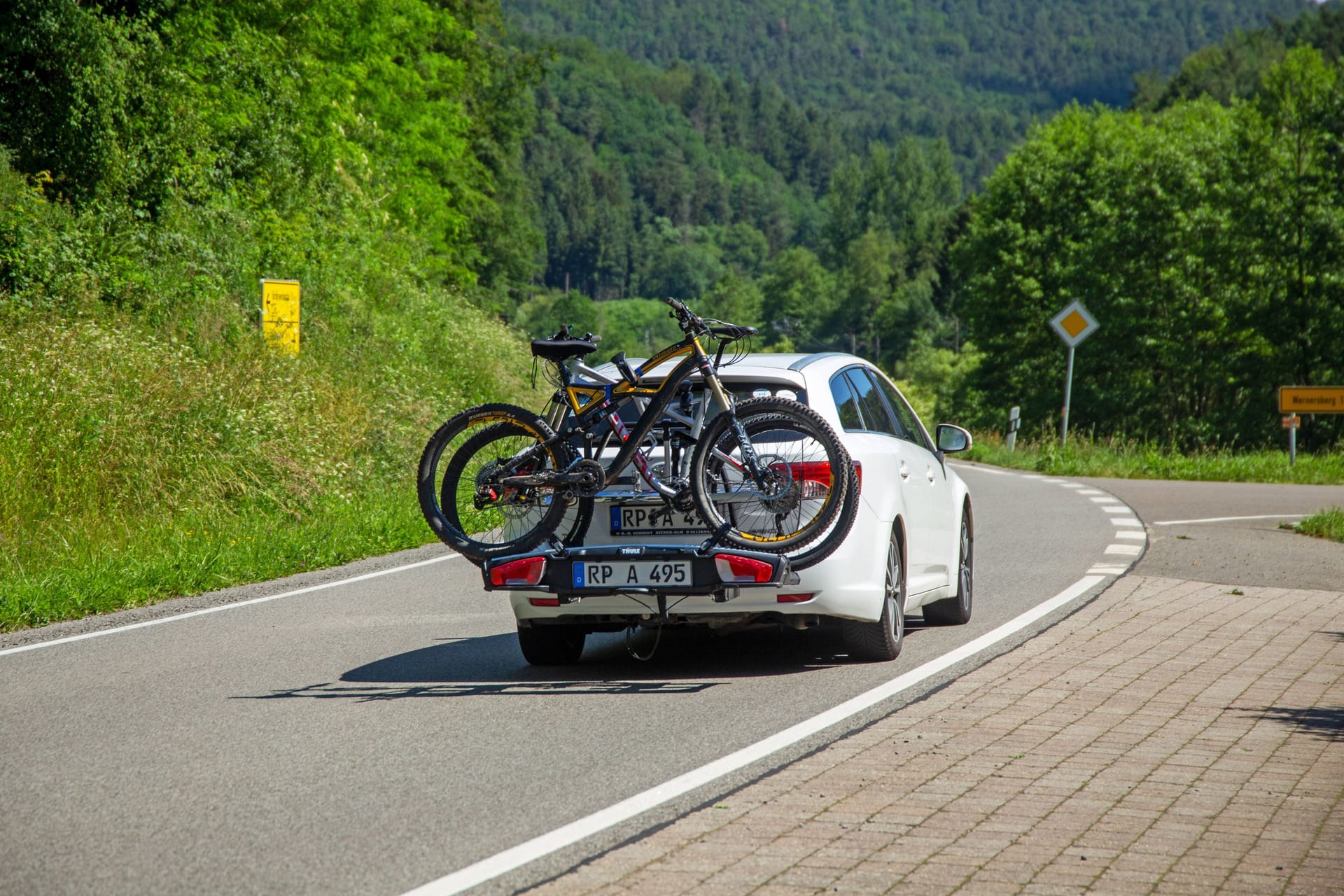 Bei Obi ist heute ein praktischer Fahrradträger von Thule radikal reduziert.