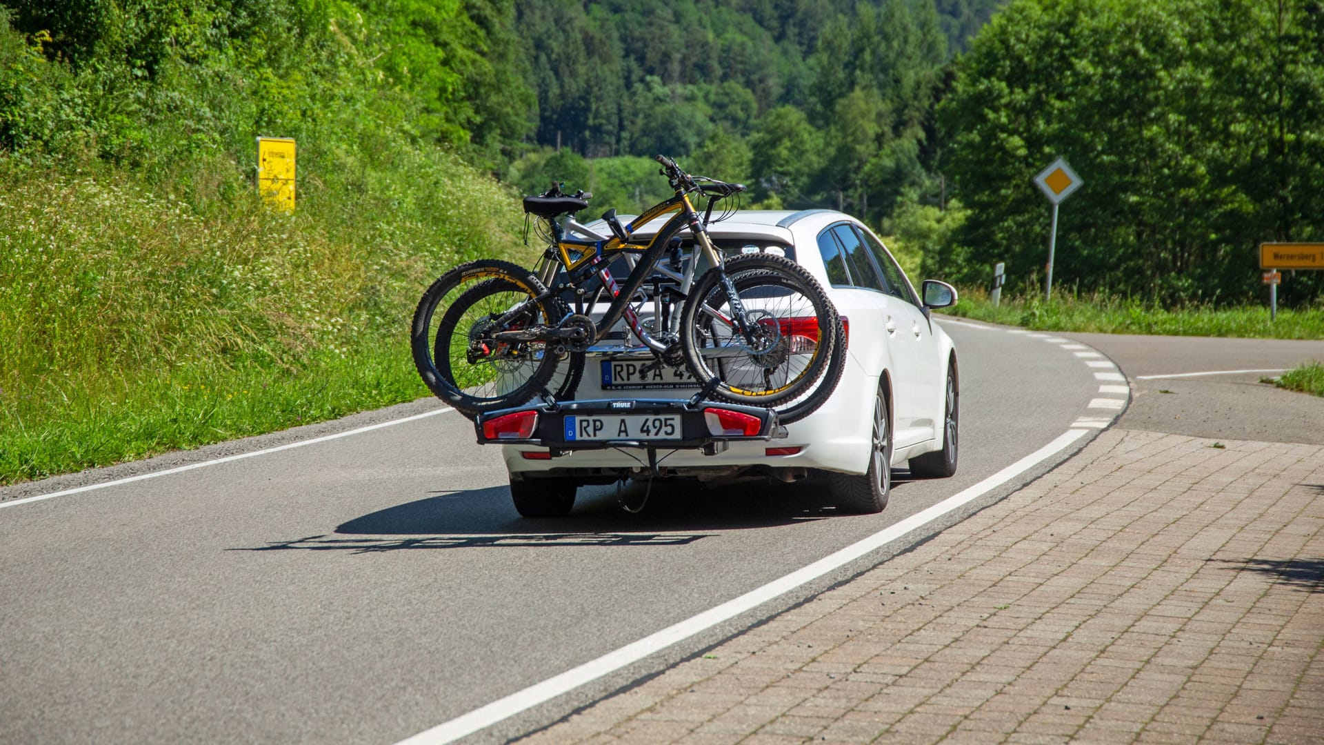 Bei Obi ist heute ein praktischer Fahrradträger von Thule radikal reduziert.