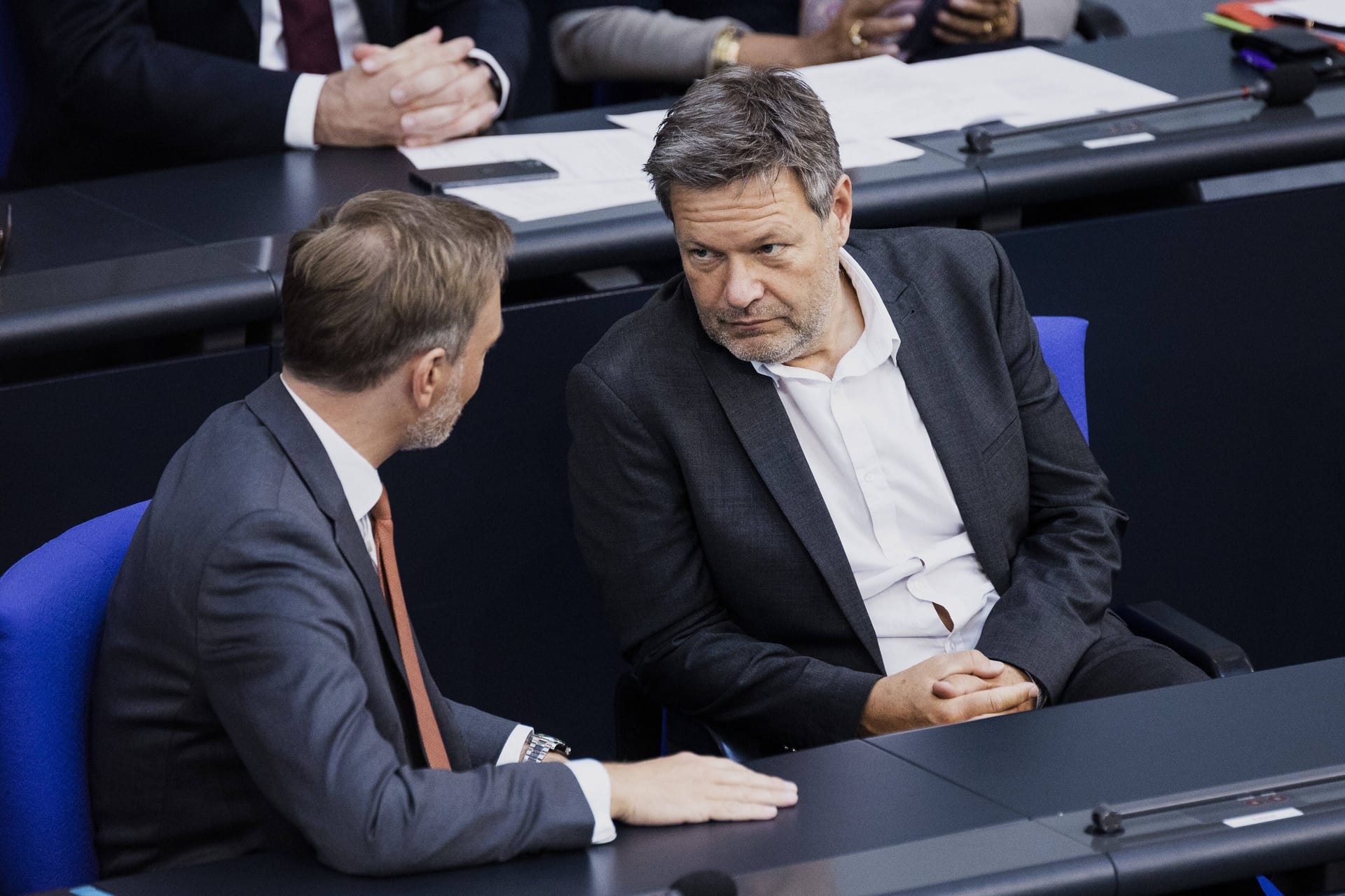 Bundesfinanzminister Christian Lindner (FDP) und Robert Habeck (Grüne), Bundesminister für Wirtschaft und Klimaschutz, im Bundestag. Sie wollen an der Gasumlage ab 1. Oktober festhalten.