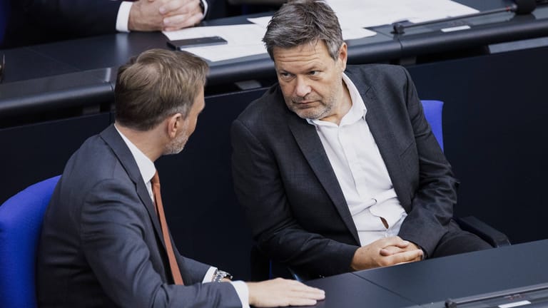 Bundesfinanzminister Christian Lindner (FDP) und Robert Habeck (Grüne), Bundesminister für Wirtschaft und Klimaschutz, im Bundestag. Sie wollen an der Gasumlage ab 1. Oktober festhalten.