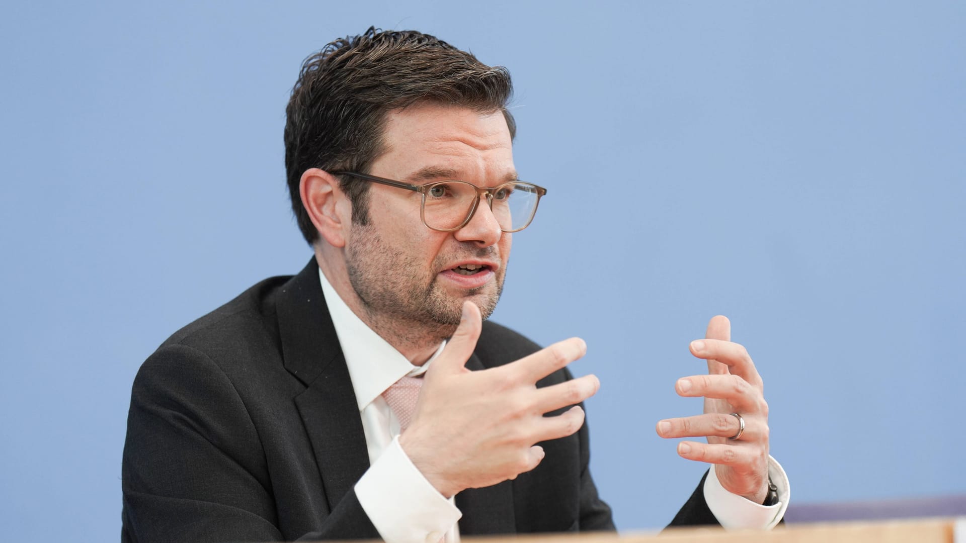 Bundesjustizminister Dr. Marco Buschmann bei einer Pressekonferenz (Archivbild): Das Insolvenzrecht soll als Reaktion auf die hohe wirtschaftliche Unsicherheit vorübergehend geändert werden.