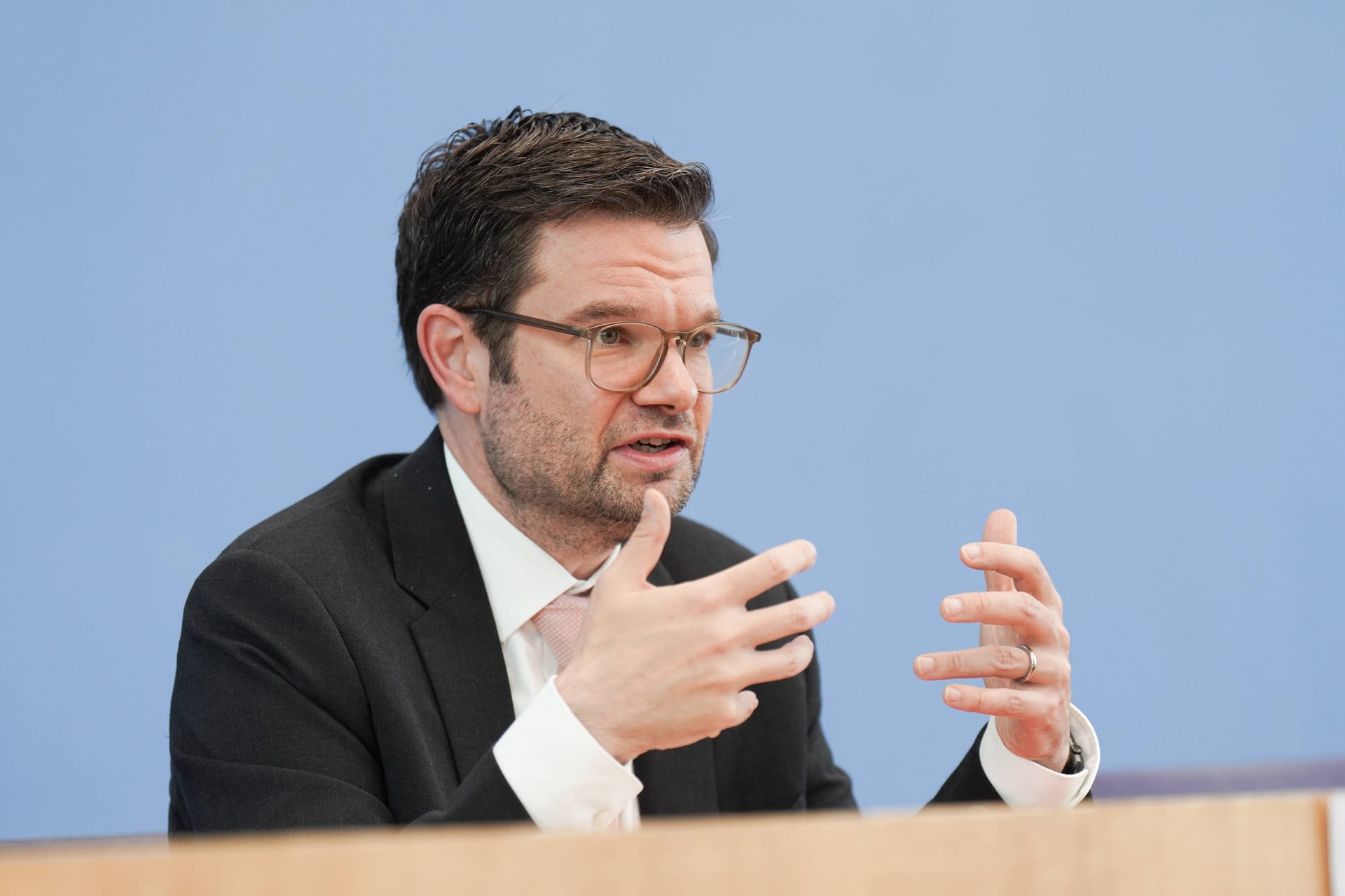 Bundesjustizminister Dr. Marco Buschmann bei einer Pressekonferenz (Archivbild): Das Insolvenzrecht soll als Reaktion auf die hohe wirtschaftliche Unsicherheit vorübergehend geändert werden.