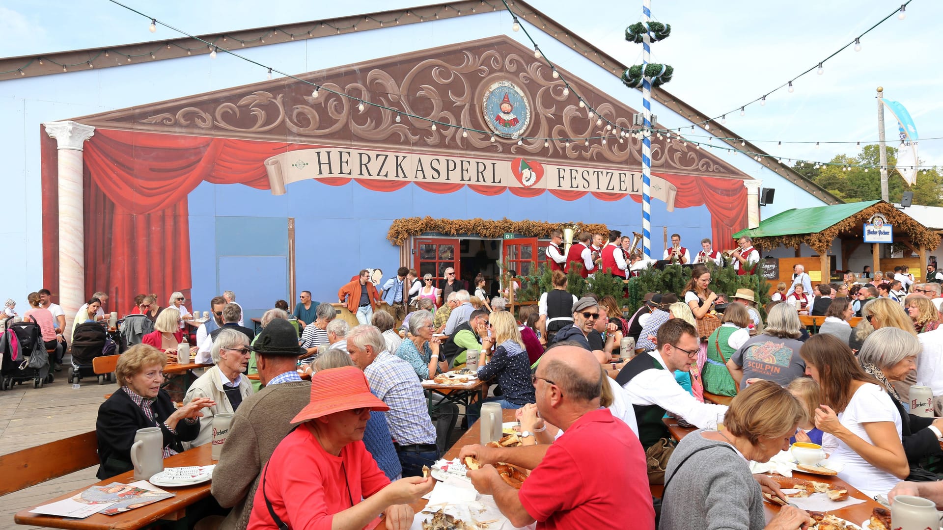 Bayerisches Brauchtum gibt es auf dem Oktoberfest auch (Archivbild): Für mehr Tradition als Kommerz sollte man die Oide Wiesn besuchen.