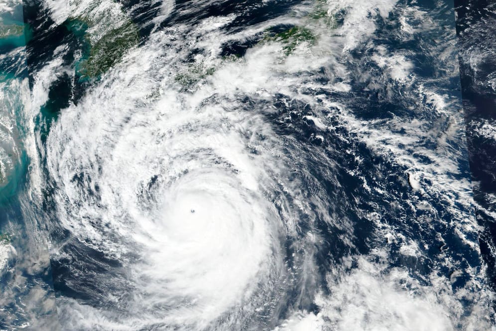 Der Taifun über Japan: Viele Bewohner sollten sich in Sicherheit bringen.