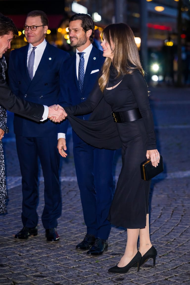 Prinzessin Sofia kam in einem Kleid von Tiger of Sweden.