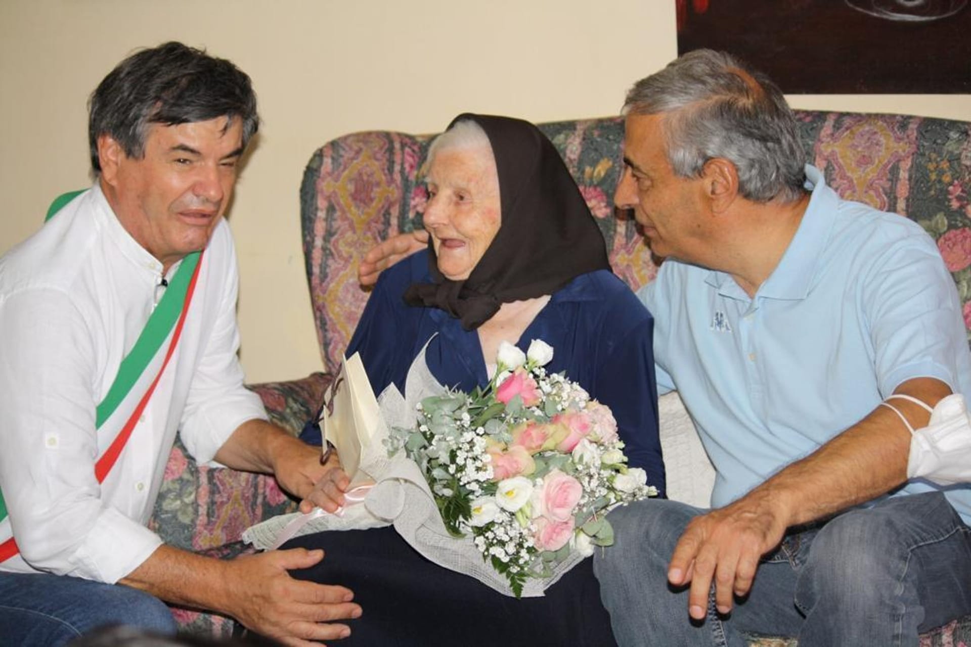 Dorf der Hundertjährigen: Bruno Chillotti (l-r), Bürgermeister von Perdasdefogu, Annunziata Stori und Salvatore Mura, Gemeinderat und Historiker.