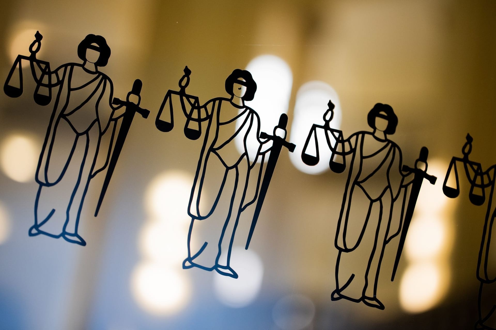 Die Justitia am Eingang zum Oberlandesgericht (Symbolbild): Die Staatsanwaltschaft geht von gemeinschaftlichem Mord aus.
