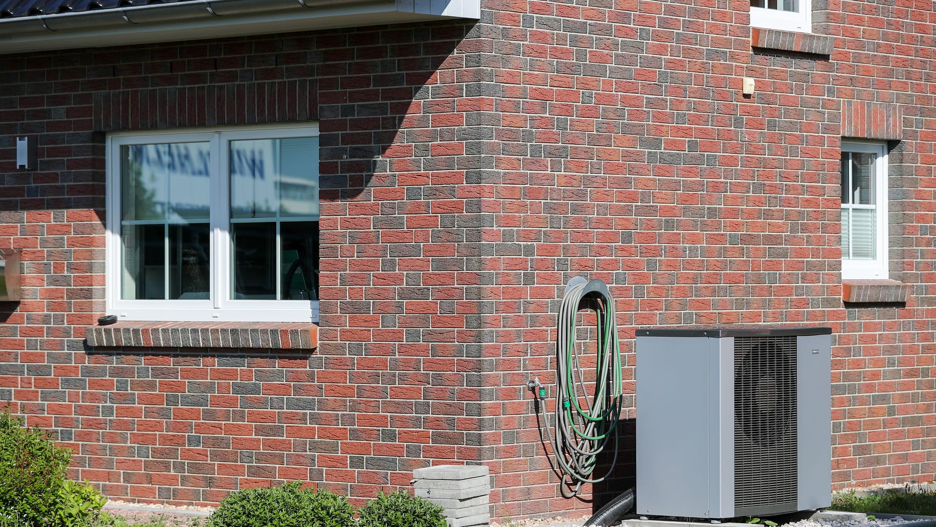 Was früher im Heizungskeller stand, findet sich heute im Garten: Wärmepumpen werden immer beliebter zum Heizen und zur Aufbereitung von Warmwasser.