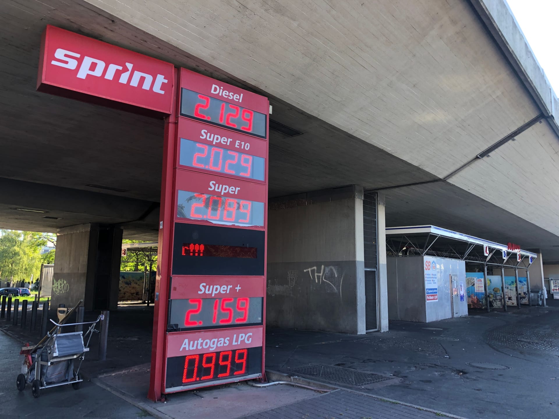 Die Preise einer Tankstelle in Berlin-Wilmersdorf: Mit Ende des Tankrabatts sind sie merklich gestiegen.