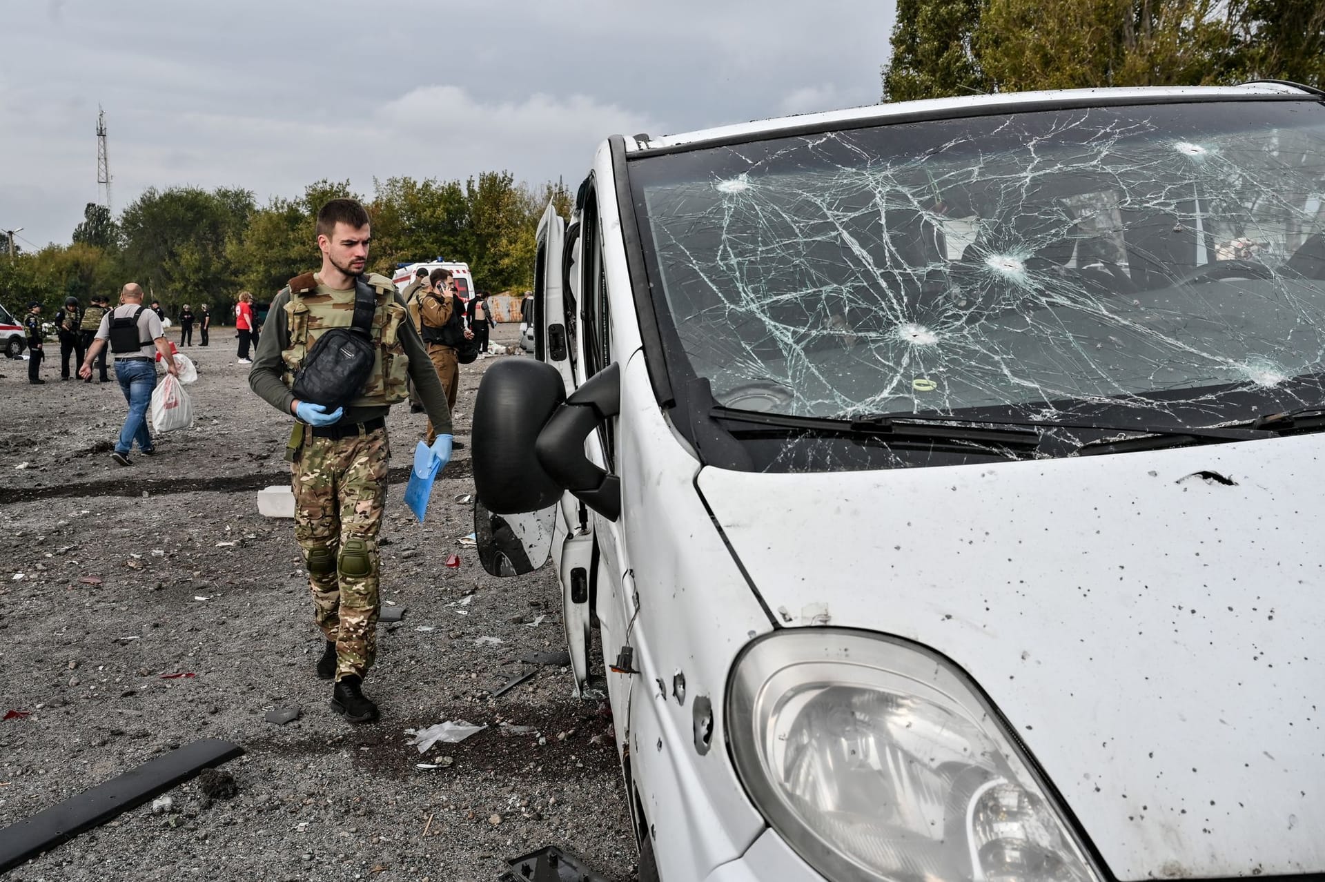 Bei einem Raketenangriff auf einen zivilen Autokonvoi in Saporischschja sind am Freitag nach ukrainischen Angaben mehr als 20 Menschen getötet worden.