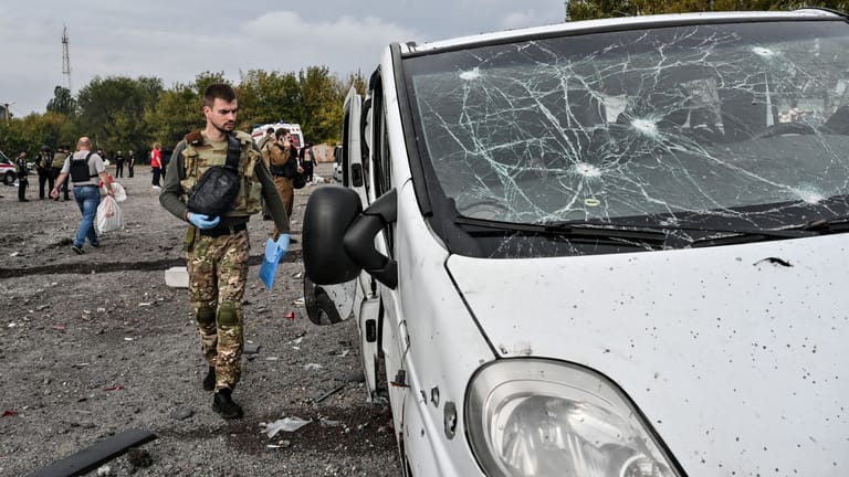 Bei einem Raketenangriff auf einen zivilen Autokonvoi in Saporischschja sind am Freitag nach ukrainischen Angaben mehr als 20 Menschen getötet worden.