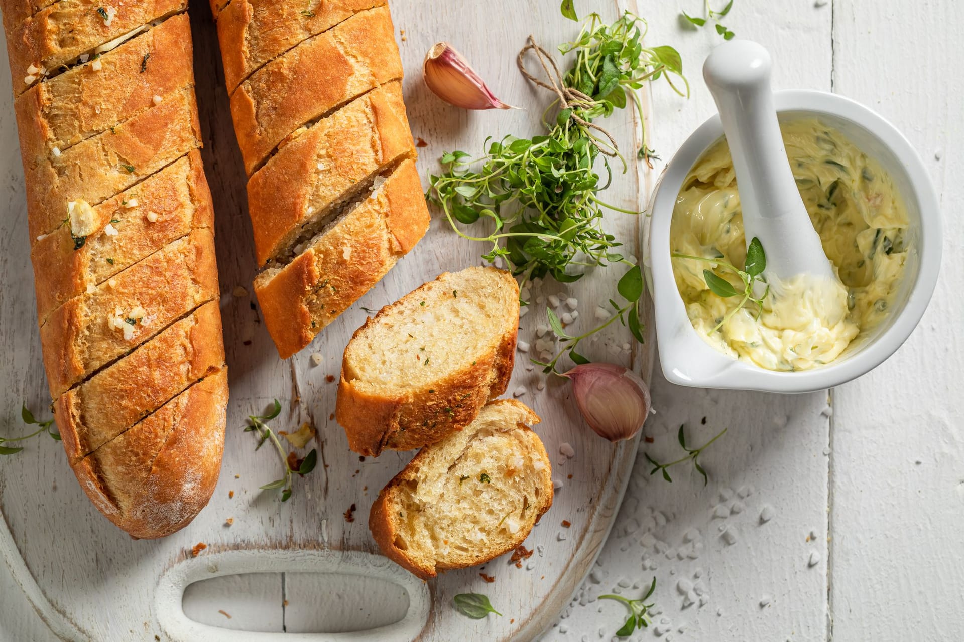 Knoblauchbutter: Der selbstgemachte Aufstrich passt zu Baguette oder Grillfleisch.