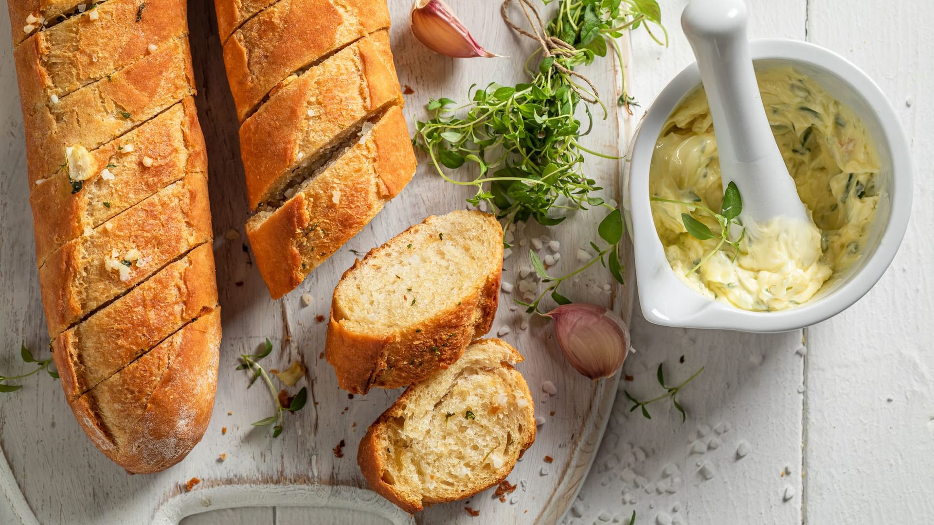 Knoblauchbutter: Der selbstgemachte Aufstrich passt zu Baguette oder Grillfleisch.