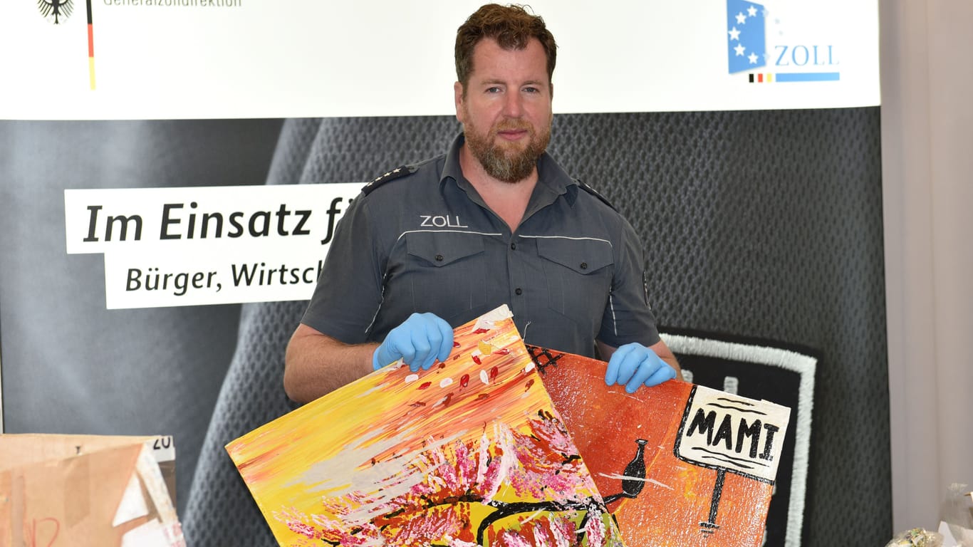 Pressesprecher Jens Ahland zeigt Bilder aus hochreinem Kokain: Die Zollfahnder dürfen sich nicht durch die Optik von Paketen irritieren lassen.