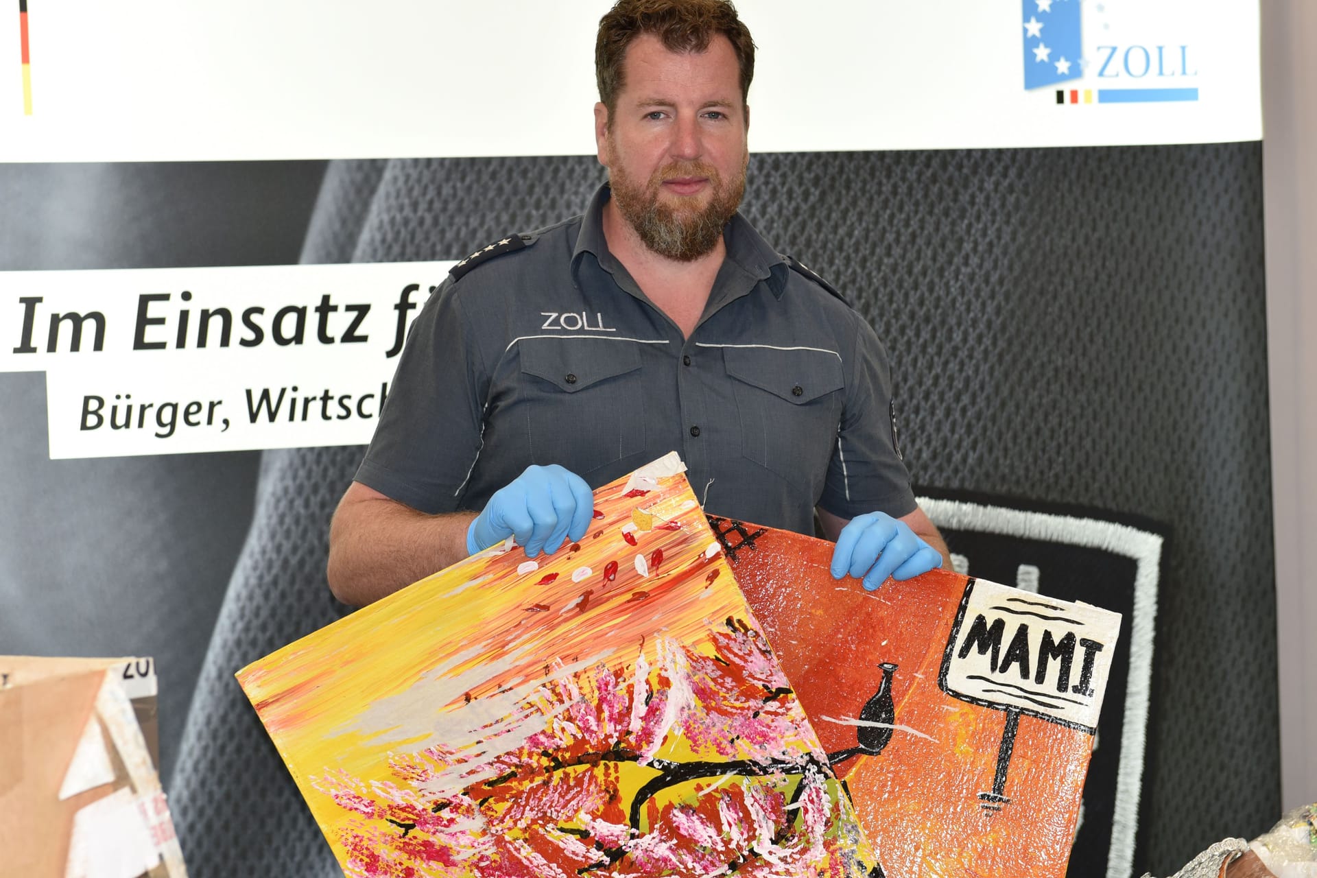 Pressesprecher Jens Ahland zeigt Bilder aus hochreinem Kokain: Die Zollfahnder dürfen sich nicht durch die Optik von Paketen irritieren lassen.