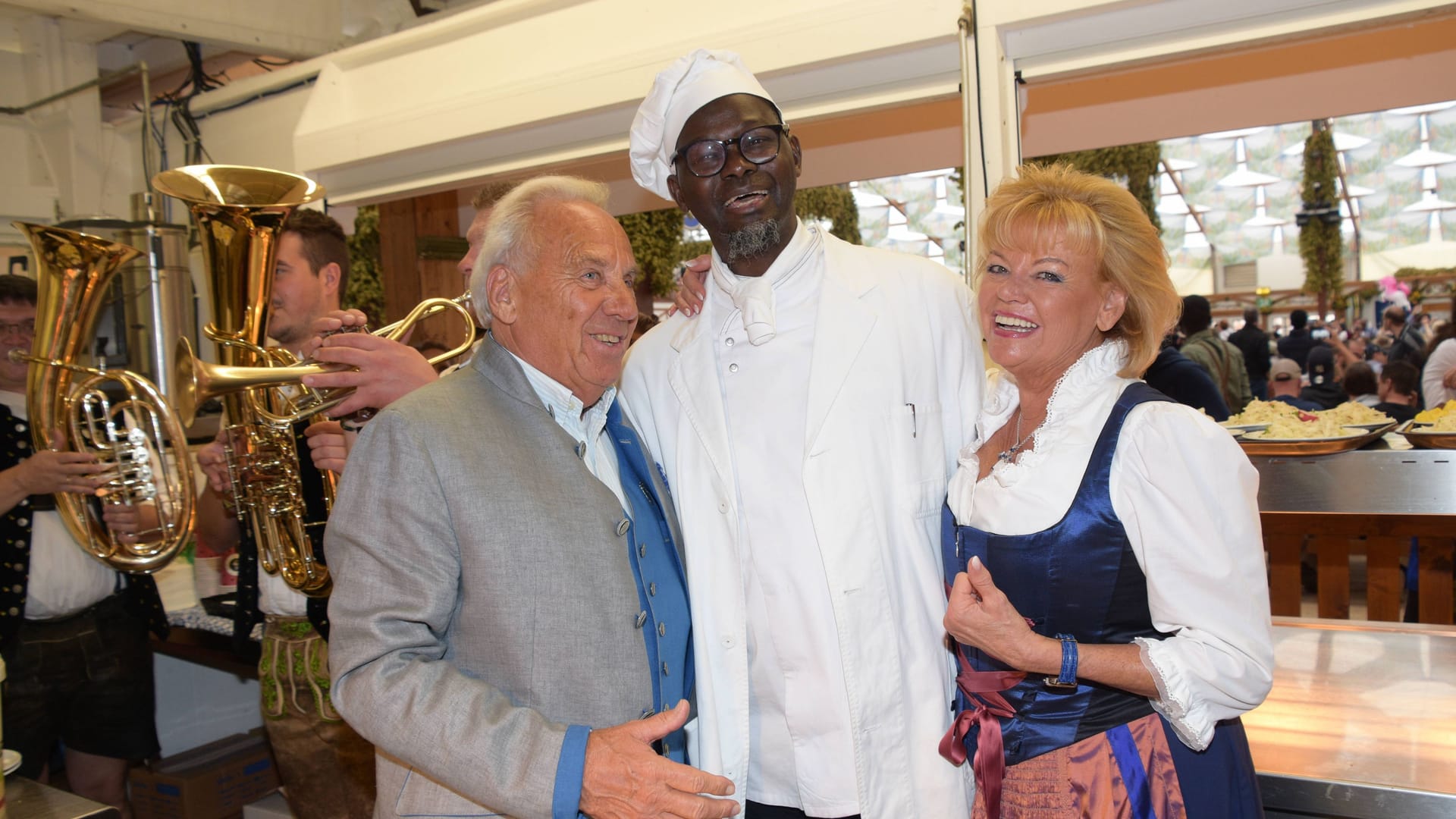 Hofbräu-Wirt Günter Steinberg mit Ehefrau Margot und einem Mitarbeiter (Archivfoto): Um eine Äußerung des Gastronomen auf dem Oktoberfest gibt es Wirbel.