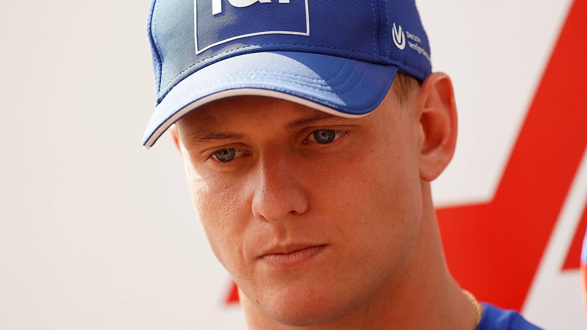 Mick Schumacher nachdenklich: Die Zukunft des Piloten beim Haas-Team ist noch unklar.