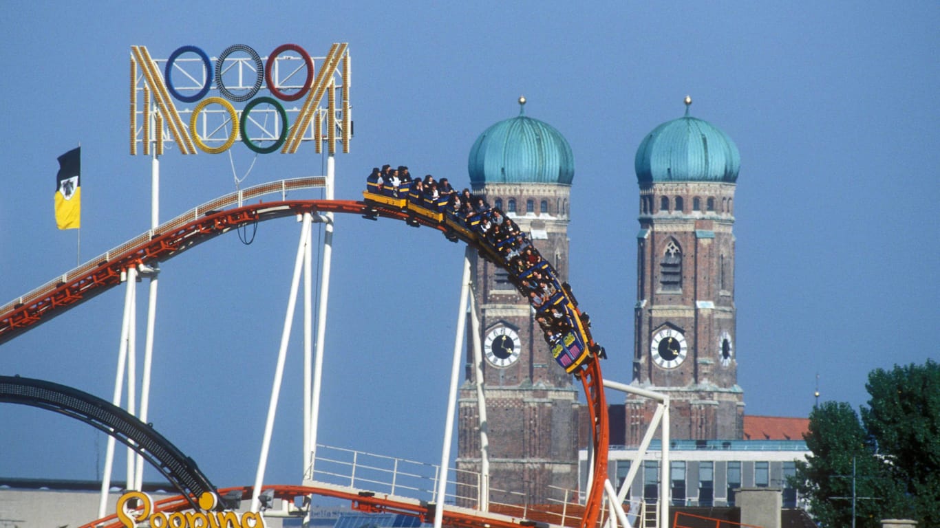 Die Olympia-Achterbahn auf dem Oktoberfest in München (Archivbild). Sie hat fünf Loopings, symbolisch für die fünf olympischen Ringe.