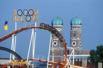 Die Olympia-Achterbahn auf dem Oktoberfest in München (Archivbild). Sie hat fünf Loopings, symbolisch für die fünf olympischen Ringe.