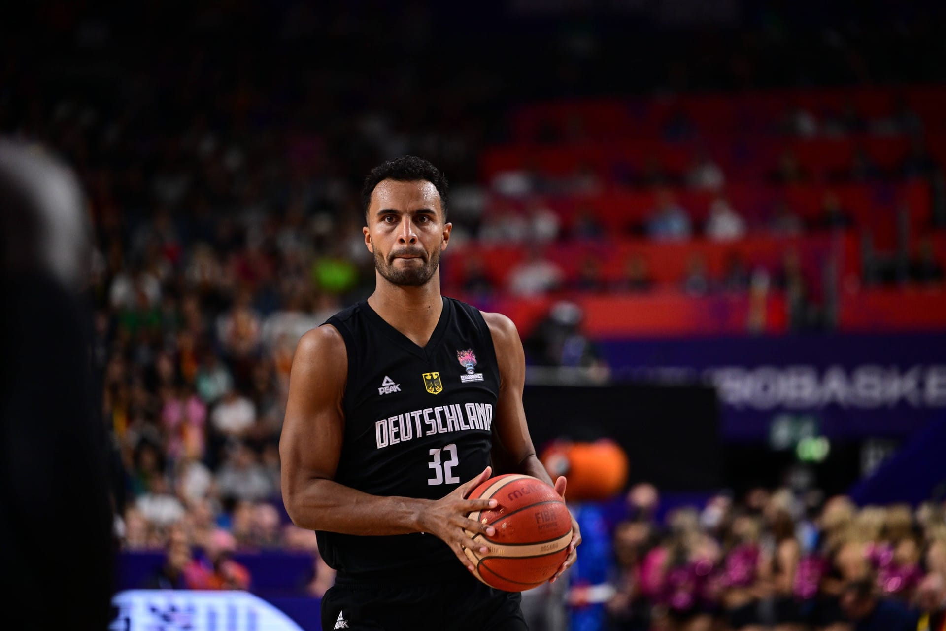 Johannes Thiemann (PF): Sorgt für die erste größere Eruption in der Halle, als er an Frankreichs Superstar Gobert vorbei- und das Foul für das Dreipunktspiel zieht. Zieht insgesamt fünf Punkte aus Freiwürfen, holt zudem sechs Rebounds. Fast schon mit Jokicesker Fußarbeit unterm Korb. Gut drei Minuten vor Schluss mit fünf Fouls raus, nichtsdestotrotz und wegen seiner 14 Punkte, die ihn zum Topscorer krönen: NOTE 2