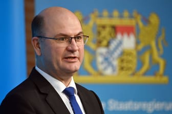 Bayerns Finanzminister Albert Füracker (Archivbild): Sein Ministerium stellt viel Geld für bayerische Beamte bereit.
