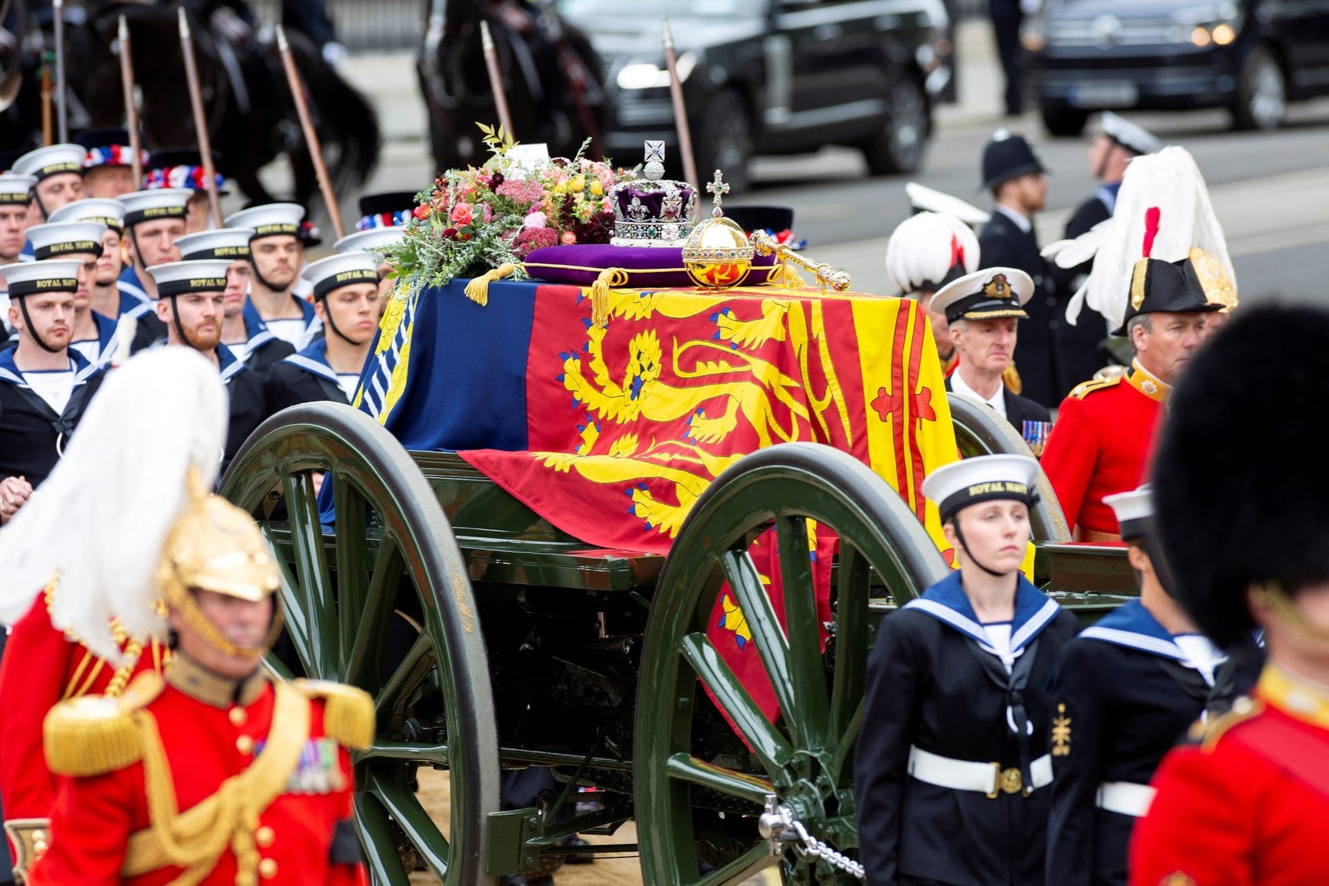 Der Sarg der Queen erreicht die Westminster Abbey in London: Dort fand die Trauerfeier mit etwss 2.000 Gästen statt.