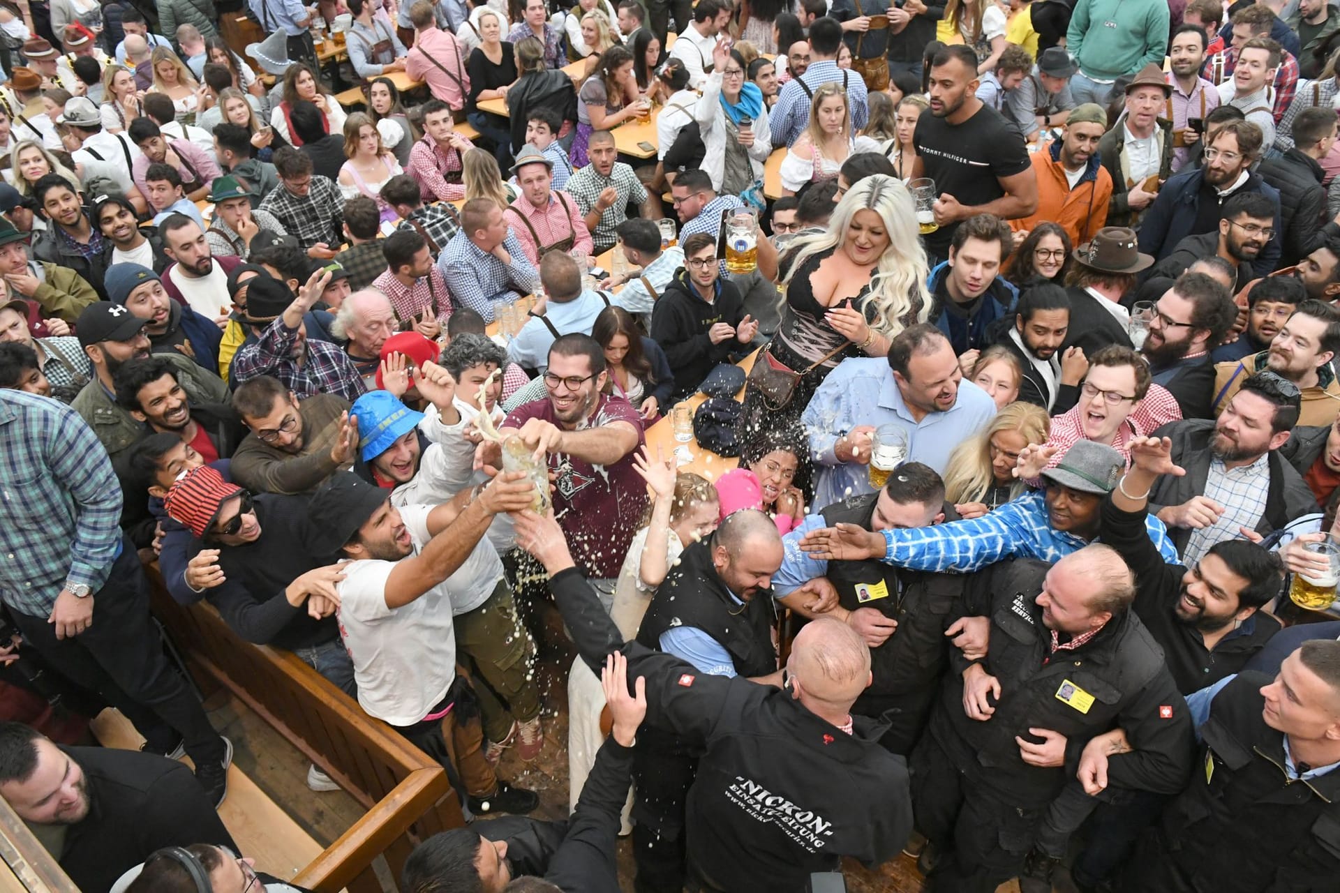 Gäste versuchen, das erste Bier im Hofbräuzelt zu ergattern: Auf der ersten Wiesn nach Corona gelten keine Pandemie-Maßnahmen.