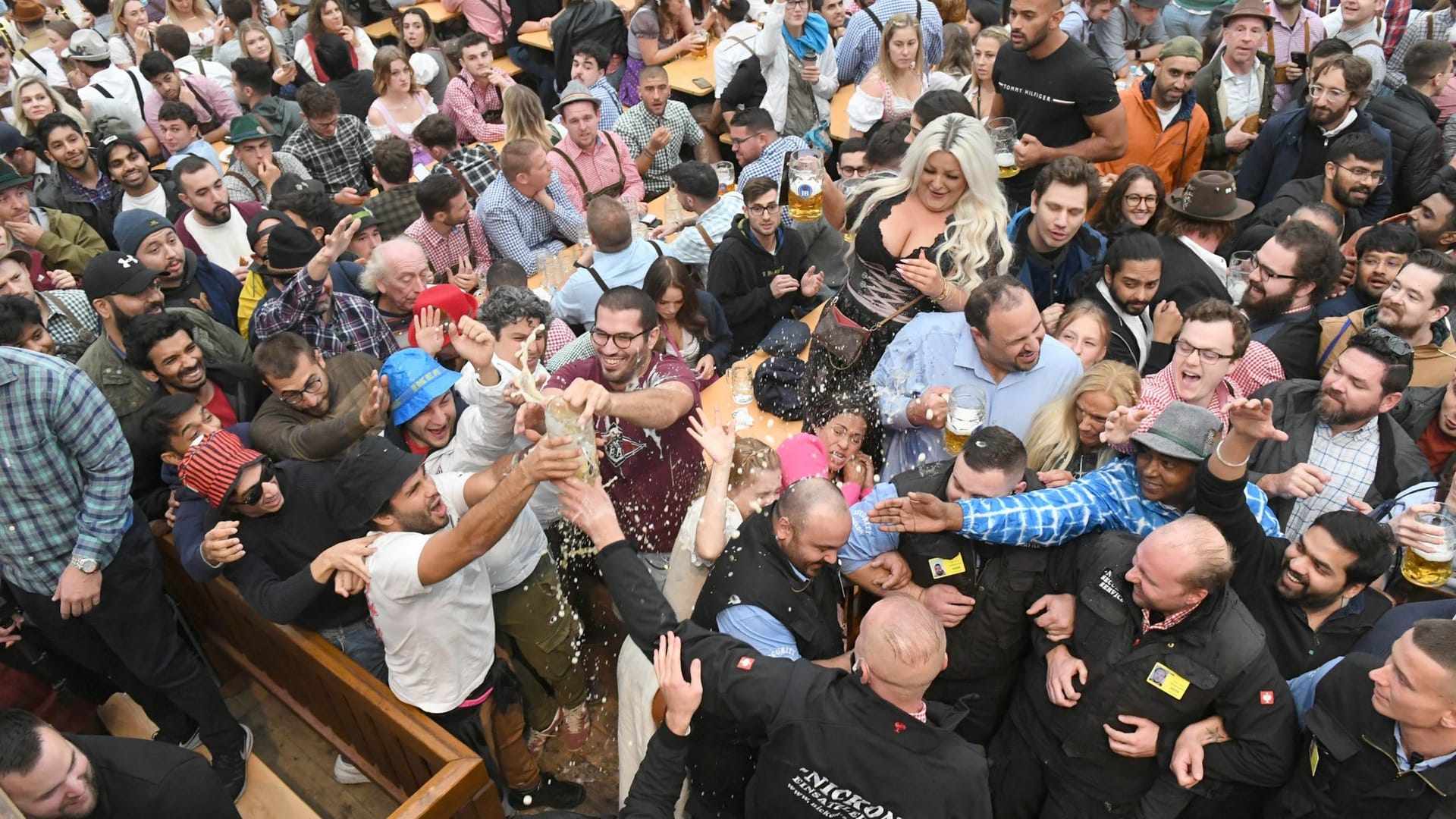 Gäste versuchen, das erste Bier im Hofbräuzelt zu ergattern: Auf der ersten Wiesn nach Corona gelten keine Pandemie-Maßnahmen.