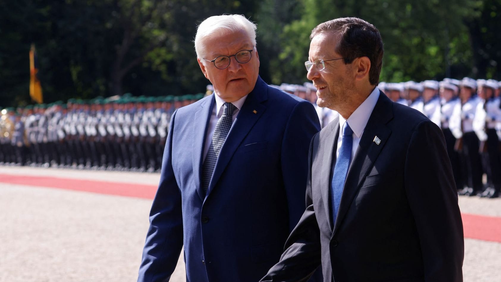 Frank-Walter Steinmeier empfängt Isaac Herzog: Der israelische Staatspräsident wird drei Tage in Deutschland verbringen. Frank-Walter Steinmeier empfängt Isaac Herzog: Der israelische Staatspräsident wird drei Tage in Deutschland verbringen.